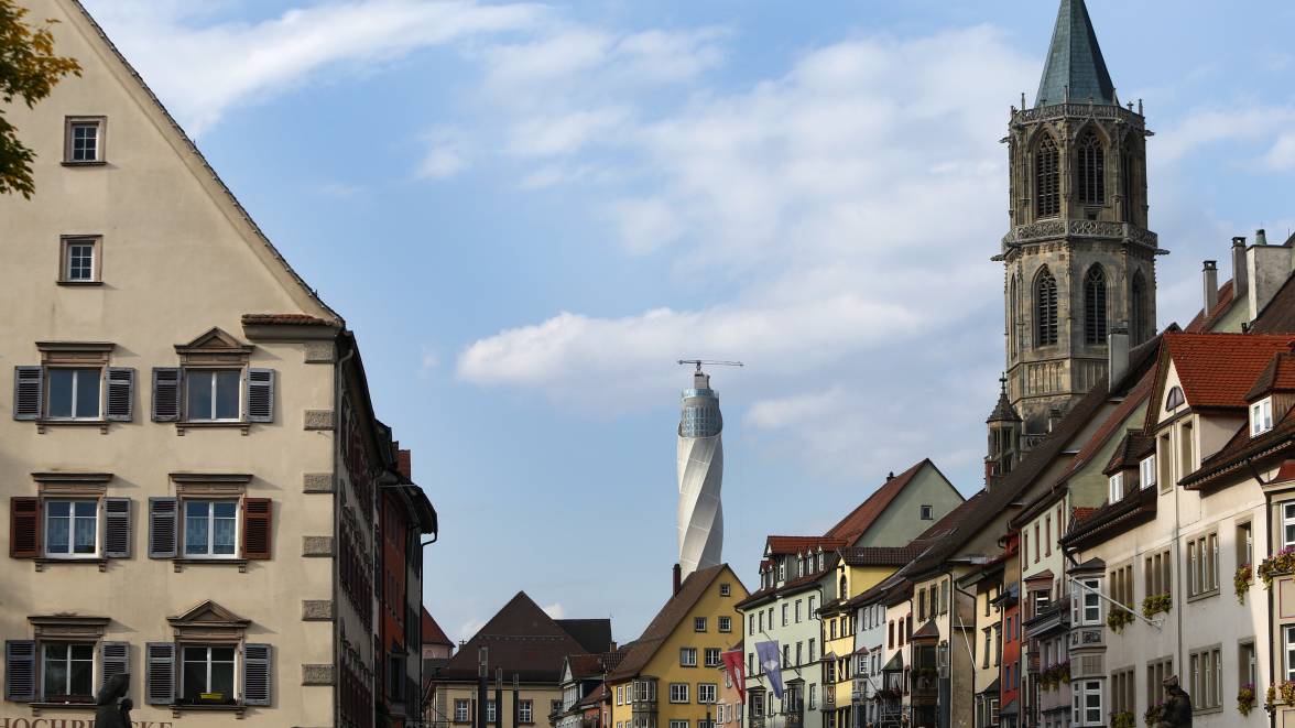Eine Stadtansicht von Rottweil mit dem TKE-Testturm im Hintergrund.