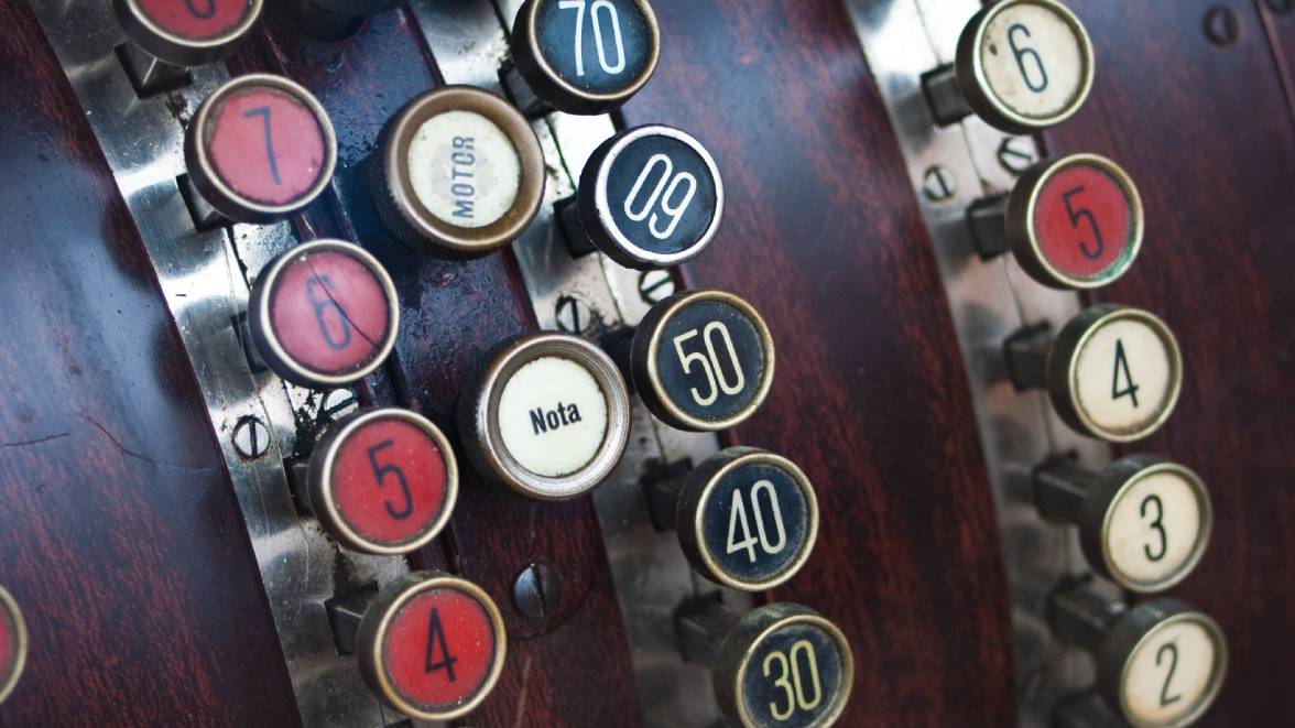 Eine alte Registrierkasse 